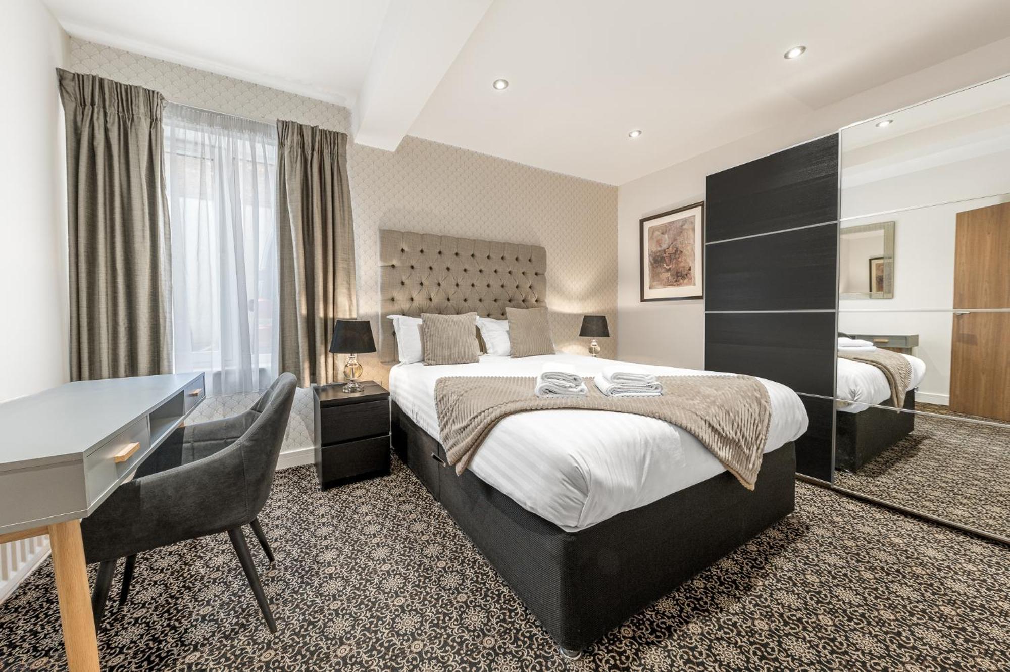 Abbey Apartments Modern Aparthotel For Tourists & Professionals بارو في فرنيس المظهر الخارجي الصورة