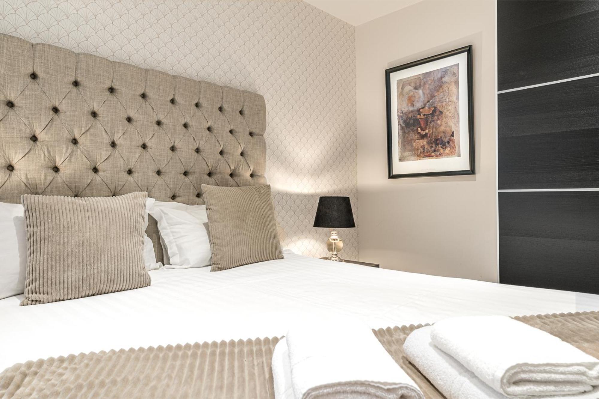 Abbey Apartments Modern Aparthotel For Tourists & Professionals بارو في فرنيس المظهر الخارجي الصورة