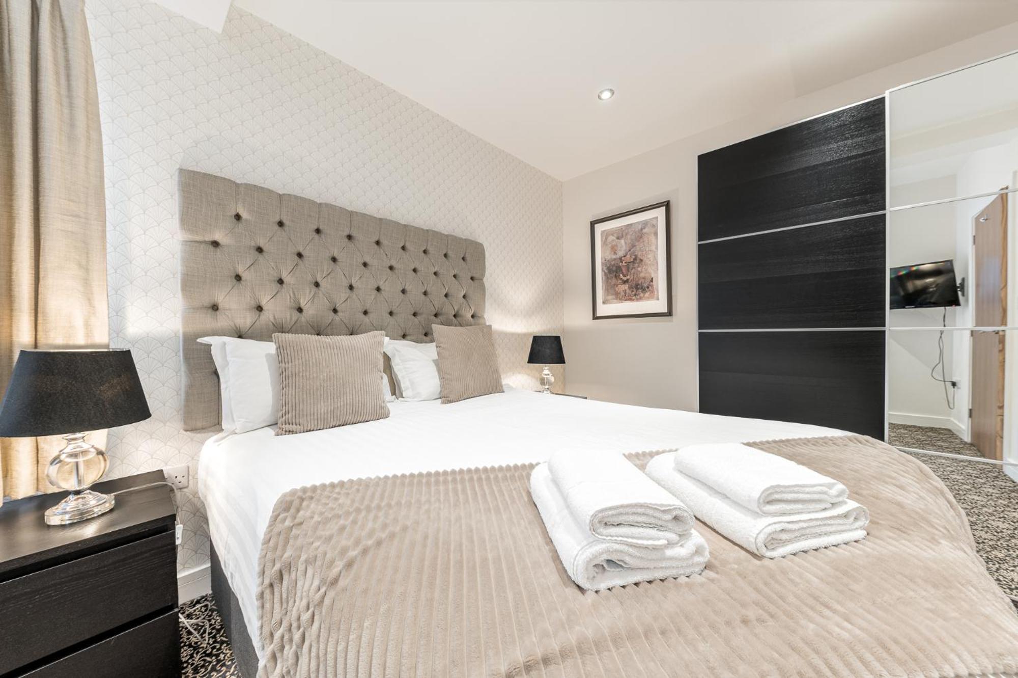 Abbey Apartments Modern Aparthotel For Tourists & Professionals بارو في فرنيس الغرفة الصورة