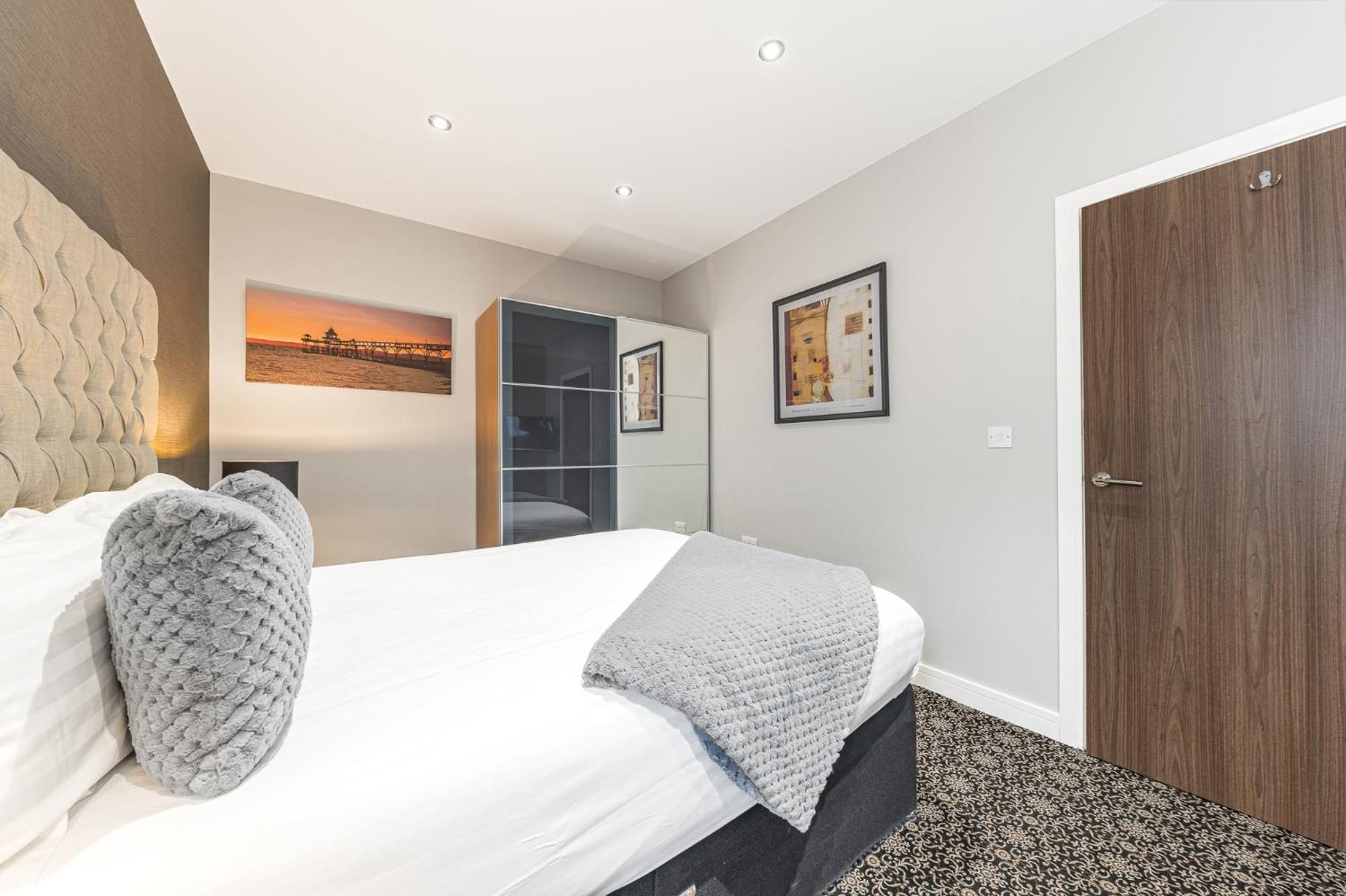 Abbey Apartments Modern Aparthotel For Tourists & Professionals بارو في فرنيس الغرفة الصورة