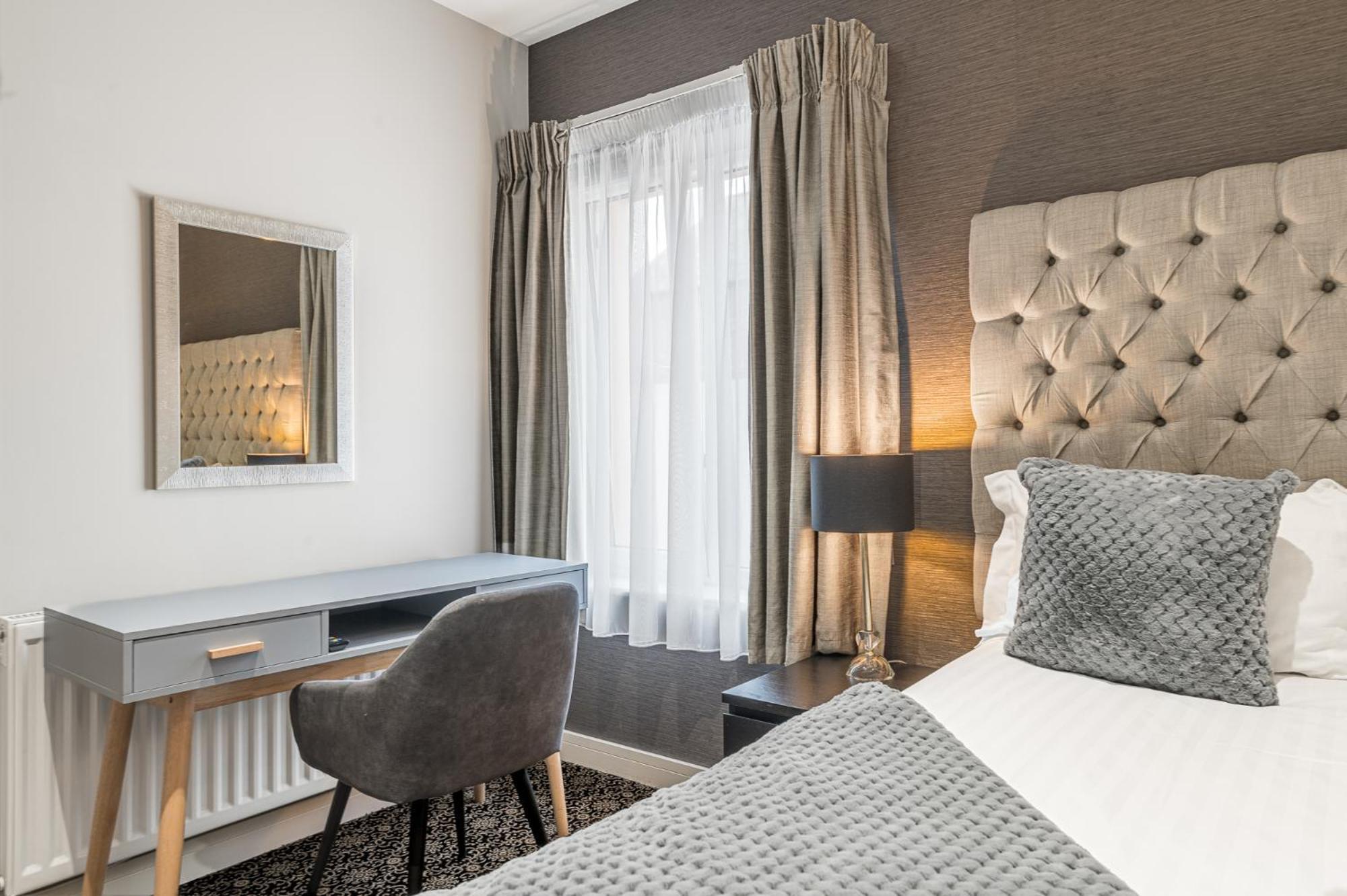 Abbey Apartments Modern Aparthotel For Tourists & Professionals بارو في فرنيس المظهر الخارجي الصورة