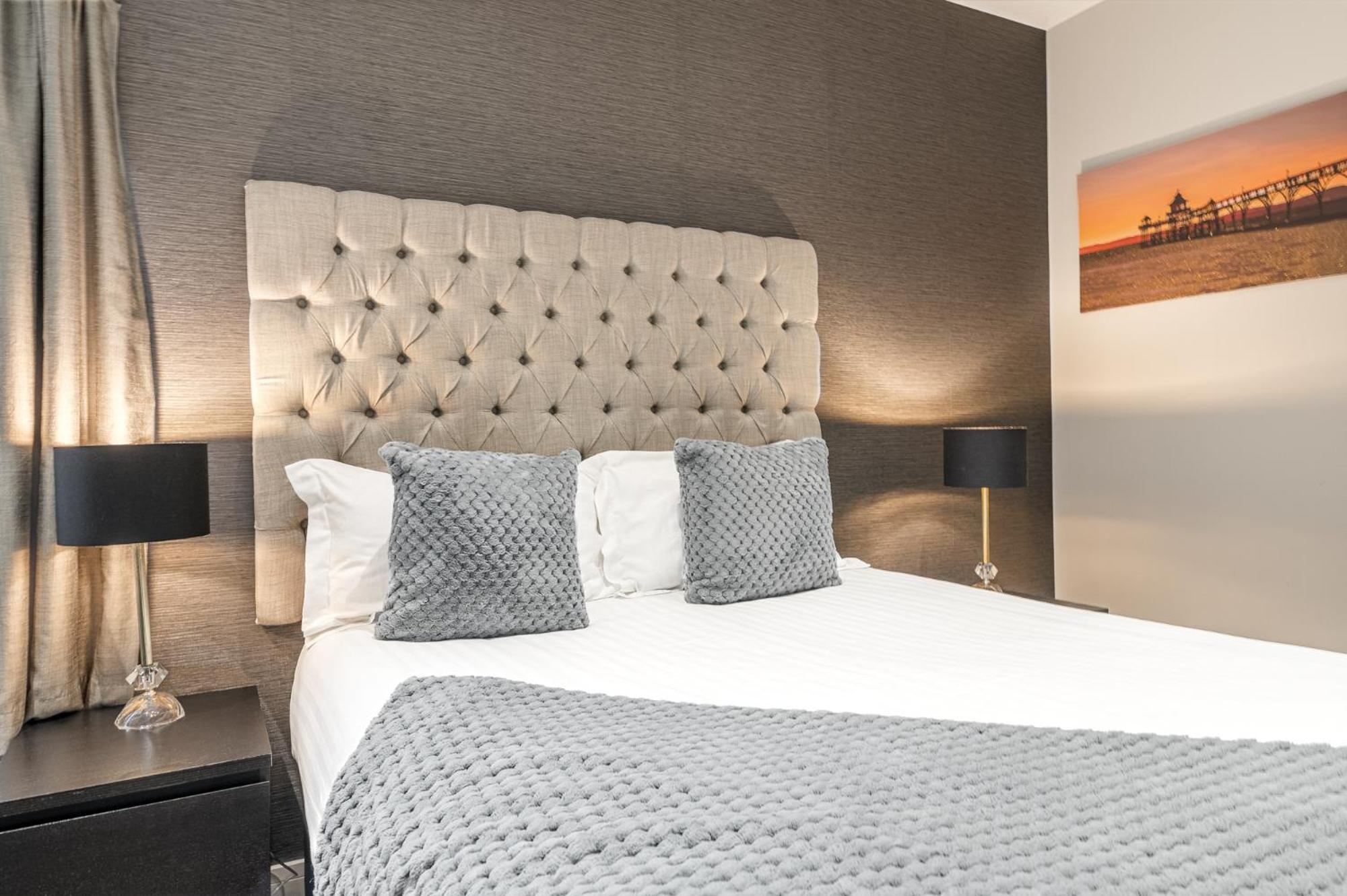 Abbey Apartments Modern Aparthotel For Tourists & Professionals بارو في فرنيس المظهر الخارجي الصورة