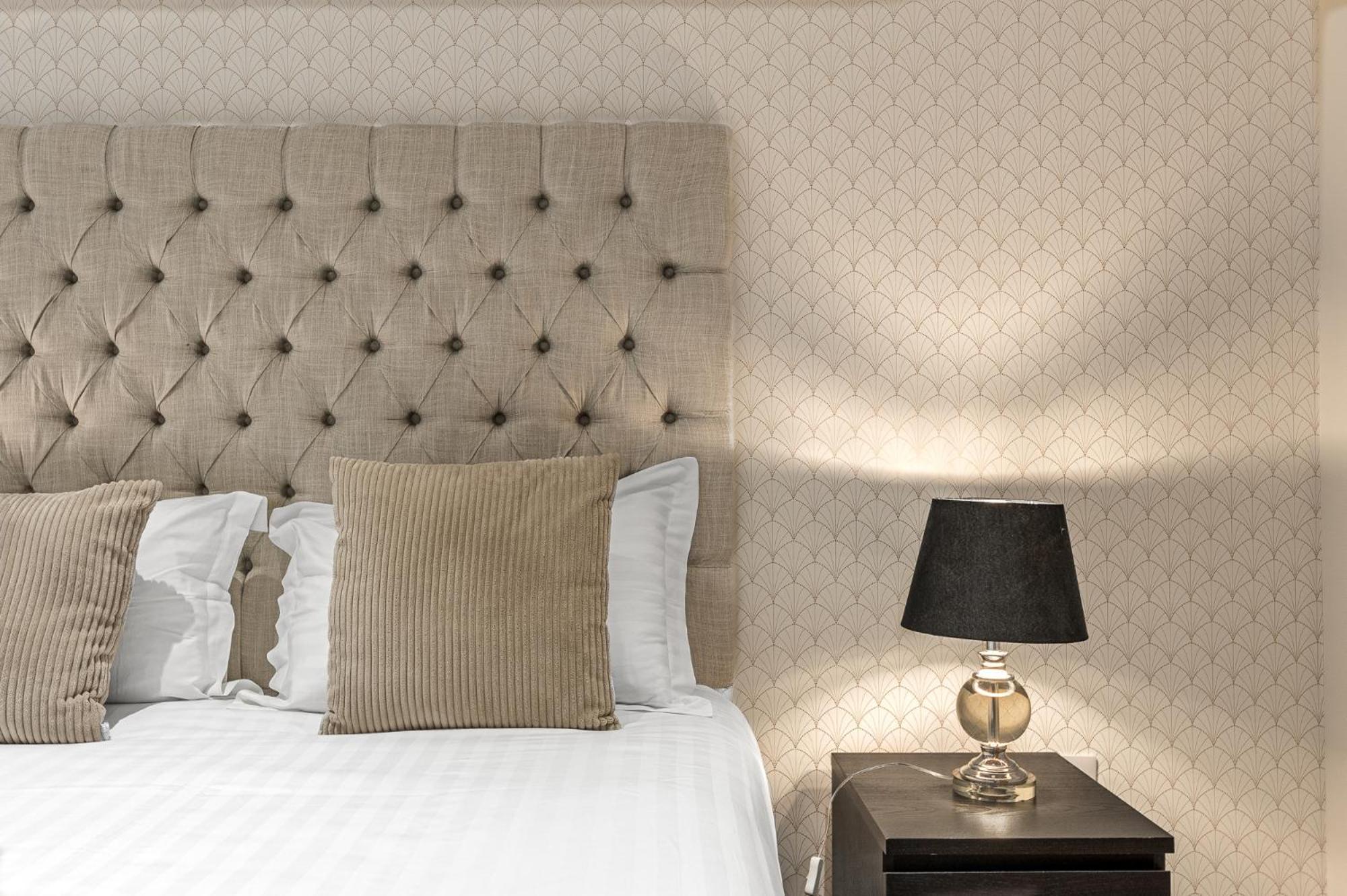 Abbey Apartments Modern Aparthotel For Tourists & Professionals بارو في فرنيس الغرفة الصورة