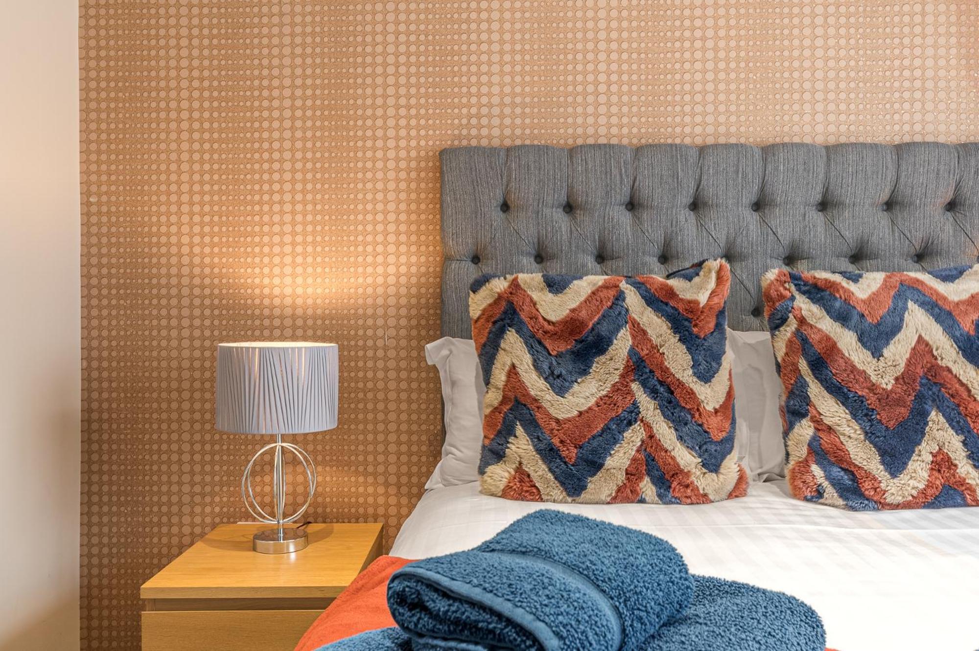 Abbey Apartments Modern Aparthotel For Tourists & Professionals بارو في فرنيس الغرفة الصورة